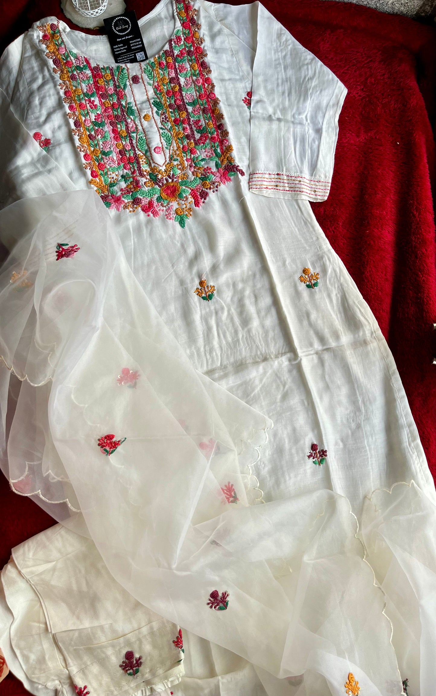 “AARYA” Dola Silk Suit In Off White With Thread Embroidery ✨❤️