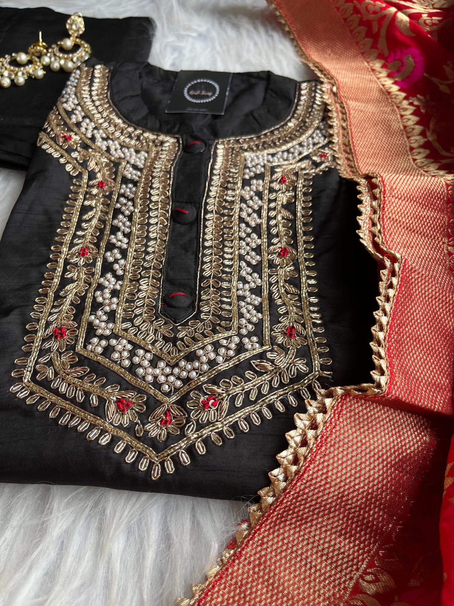 “AAMNA” Dola Silk Hand Embroidered Suit Set With Banarasi Dupatta ✨