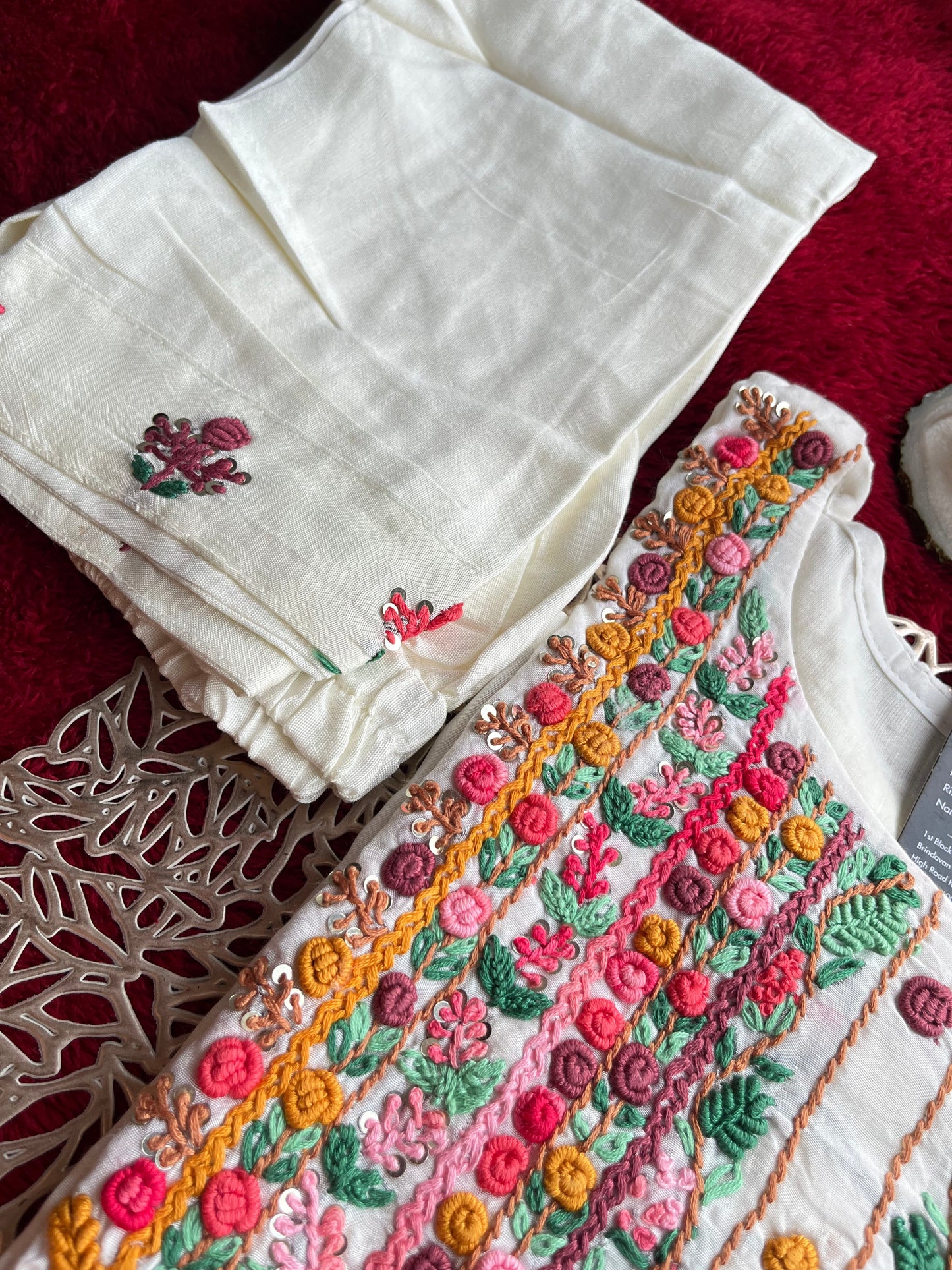 “AARYA” Dola Silk Suit In Off White With Thread Embroidery ✨❤️